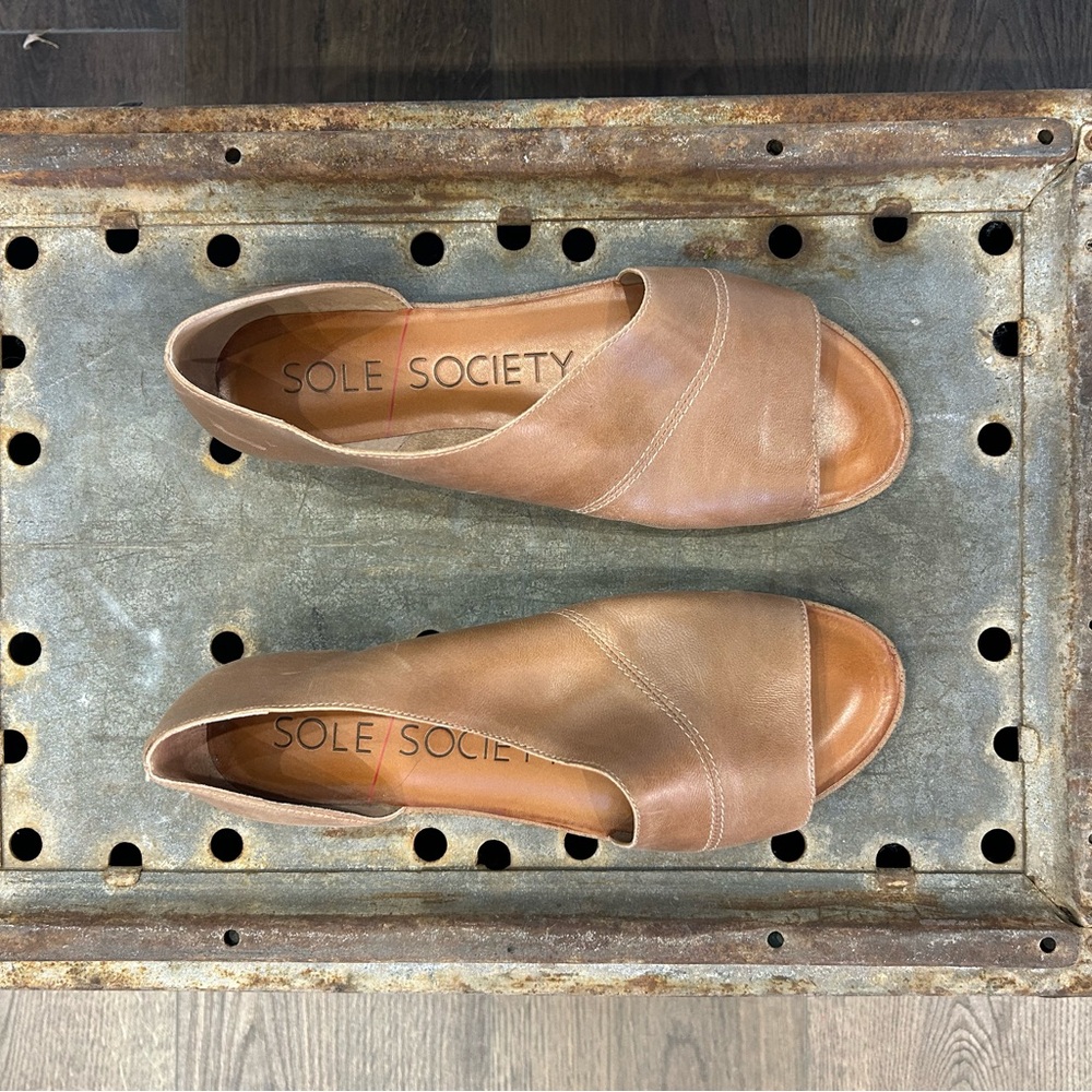 Tan Women’s Sole Society Open Toe Flats